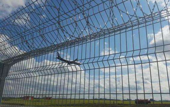 В аэропорту Анадырь ведется работа по восстановлению периметрового ограждения