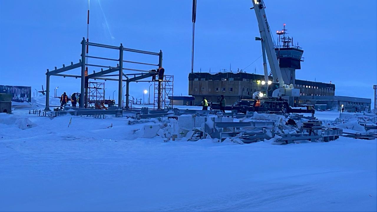 В филиале аэропорт Певек ФКП «Аэропорты Чукотки» продолжается работа монтажа быстро возводимых зданий.