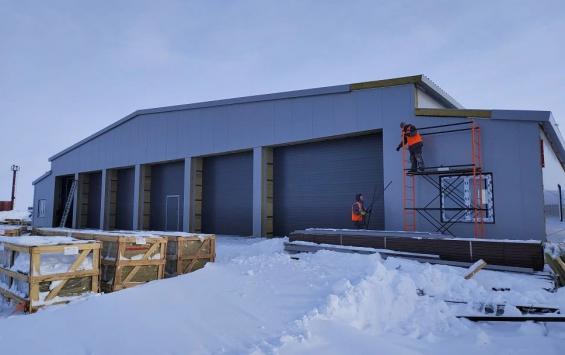 В филиале аэропорт Певек ФКП «Аэропорты Чукотки» продолжается работа монтажа быстро возводимых зданий.