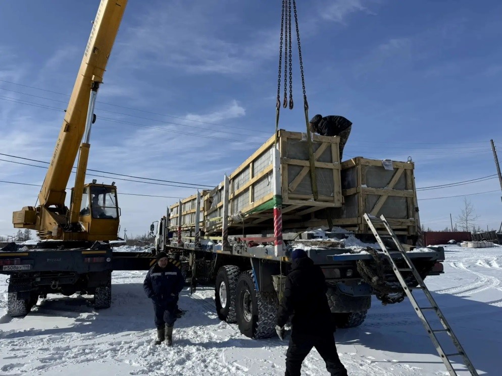 В село Омолон по автозимнику успешно доставлена первая партия строительных материалов